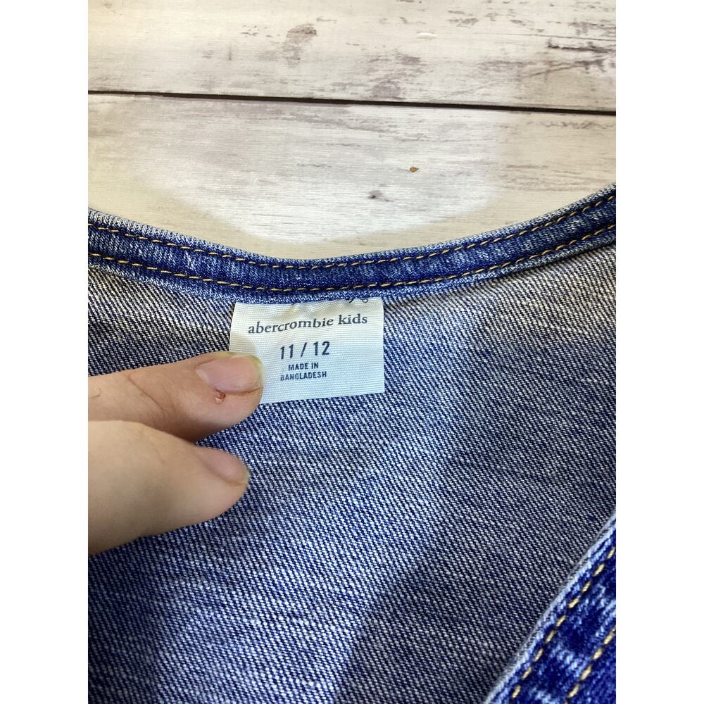 Abercrombie Kids denim vest in a blue wash with a button front Size- 11/12 - Picture 4 of 5